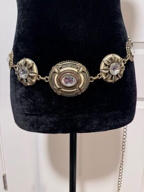 Chico’s Vintage Gold Oval Medallion Chain Belt with Clear Gem Accents. NWOT. M-L